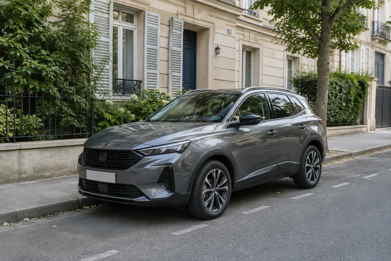 Une voiture stationnée dans une rue résidentielle.