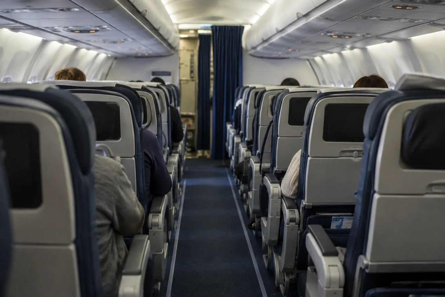 Une cabine d’avion avec plusieurs sièges encore libres.