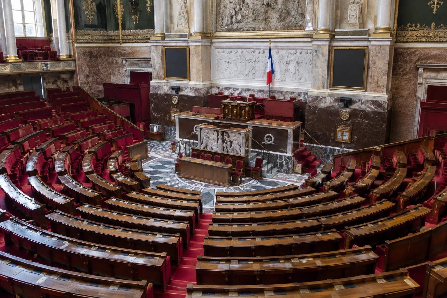 Vue d’ensemble d’un hémicycle parlementaire aux sièges disposés en rangées.
