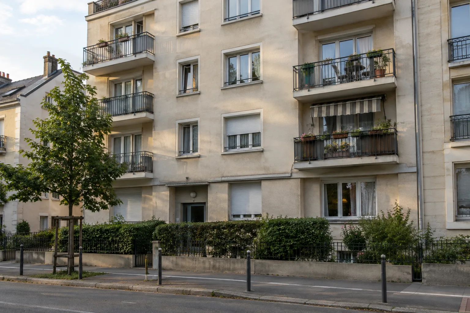 Immeuble résidentiel avec plusieurs balcons dans une rue française.