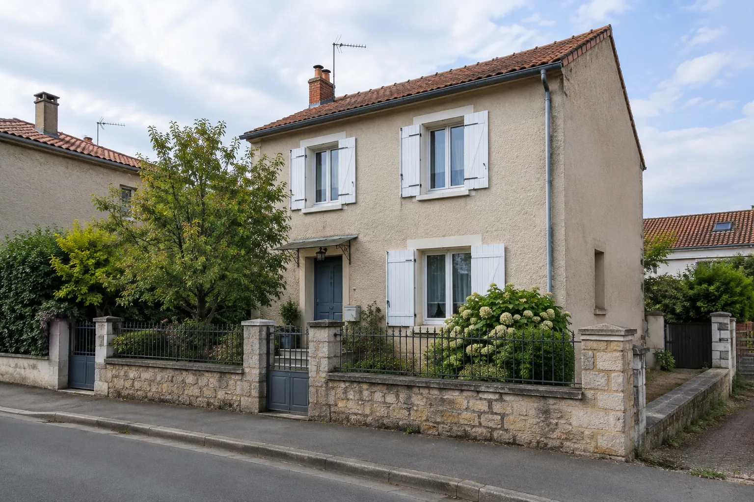 Maison individuelle dans une rue résidentielle française